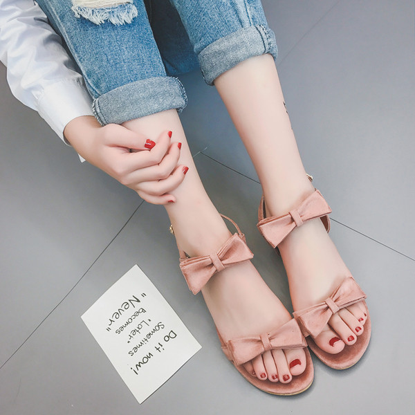Οι γυναίκες πολύ φρέσκο ​​σανδάλια με όμορφες κορδέλες