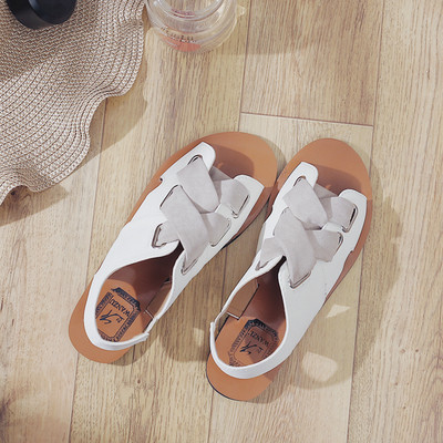 Φρέσκα κυρίες σανδάλια με σταυρωμένα τα λουριά ρετρό