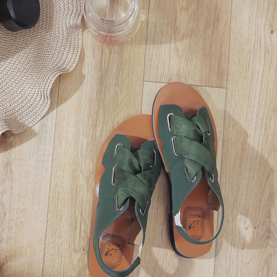 Φρέσκα κυρίες σανδάλια με σταυρωμένα τα λουριά ρετρό