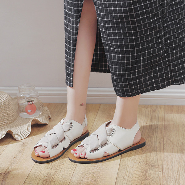 Φρέσκα κυρίες σανδάλια με σταυρωμένα τα λουριά ρετρό
