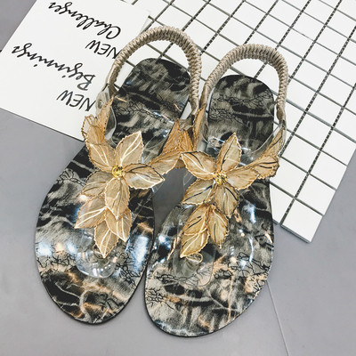 Μεγάλη κυρίες χαμηλά σανδάλια με λουριά στο δάχτυλο