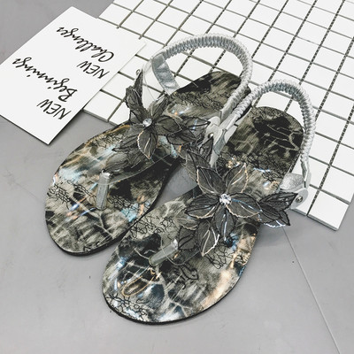 Μεγάλη κυρίες χαμηλά σανδάλια με λουριά στο δάχτυλο