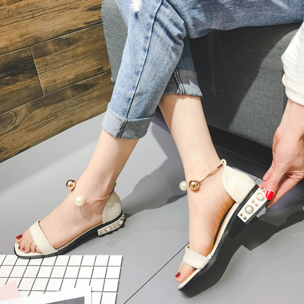 Αθλητικά κομψά γυναικεία παπούτσια με χαμηλό τακούνι και μεταλλική διακόσμιση