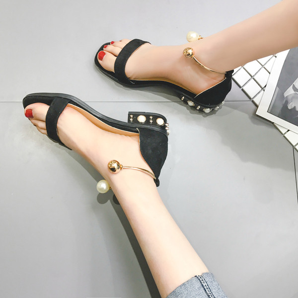 Αθλητικά κομψά γυναικεία παπούτσια με χαμηλό τακούνι και μεταλλική διακόσμιση