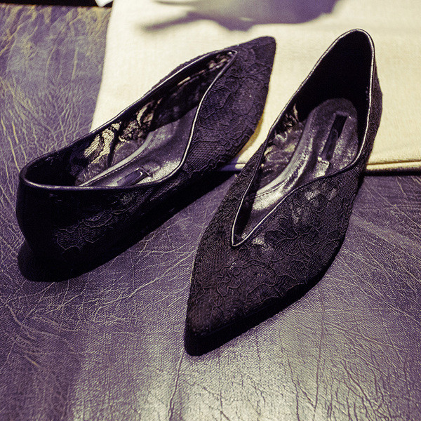 Много нежни дамски обувки с дишаща дантела в два цвята