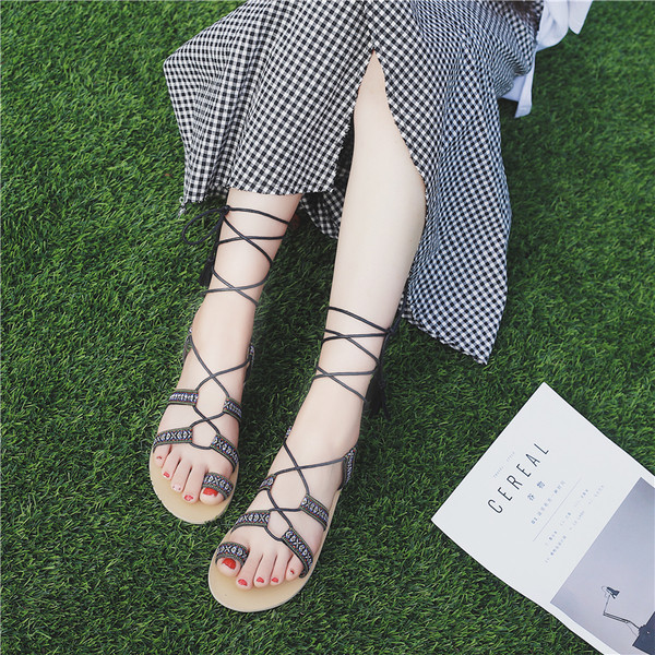 Κυρίες περιστασιακά σανδάλια με μακρά δεσμούς και σχέδια ιμάντες
