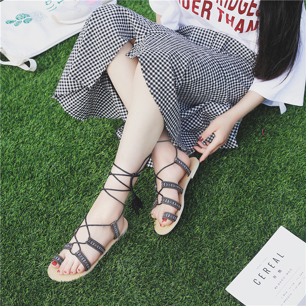 Κυρίες περιστασιακά σανδάλια με μακρά δεσμούς και σχέδια ιμάντες