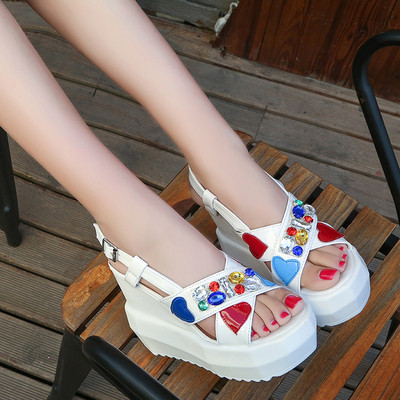 Много свежи дамски сандали на платформа с неплъзгаща се подметка