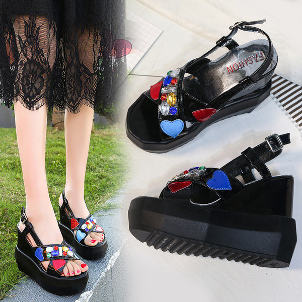 Много свежи дамски сандали на платформа с неплъзгаща се подметка