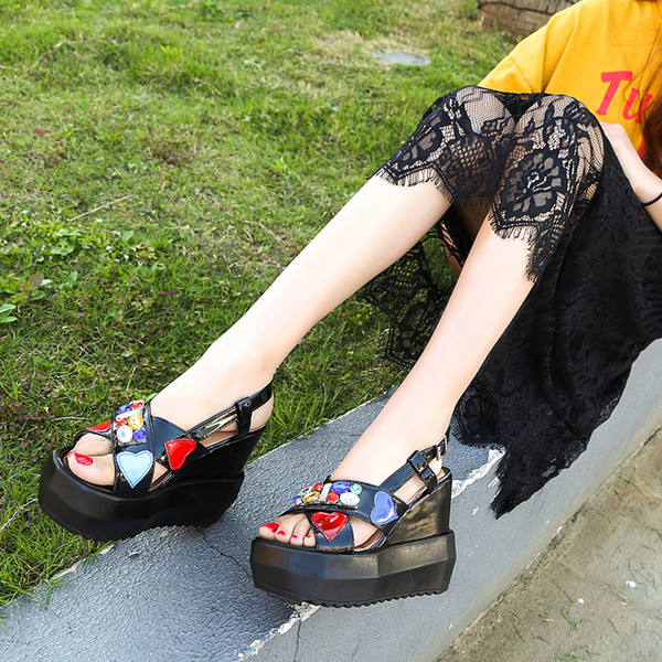 Много свежи дамски сандали на платформа с неплъзгаща се подметка