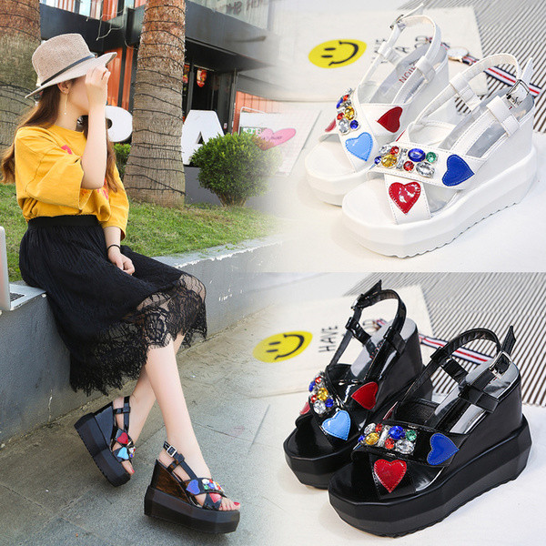 Много свежи дамски сандали на платформа с неплъзгаща се подметка