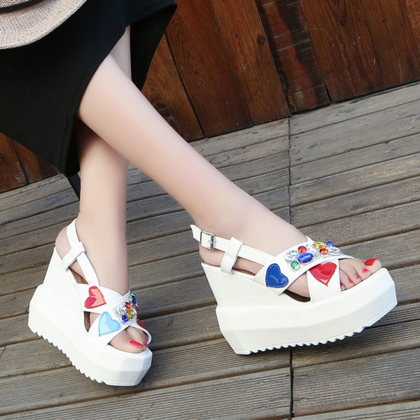 Много свежи дамски сандали на платформа с неплъзгаща се подметка