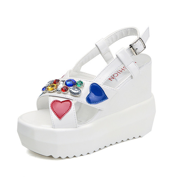 Много свежи дамски сандали на платформа с неплъзгаща се подметка