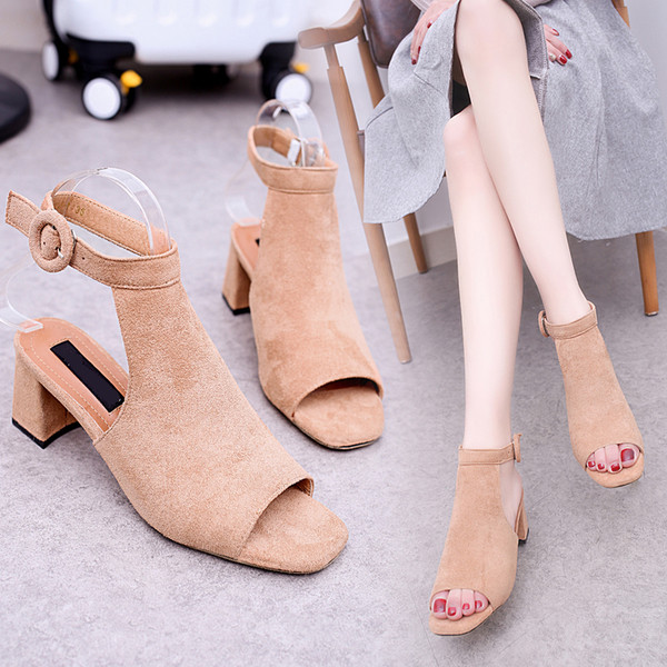 Πολύ ενδιαφέρουσα γυναικεία σουέτ  παπούτσια με ψηλό τακούνι σε μπεζ και μαύρο χρώμα