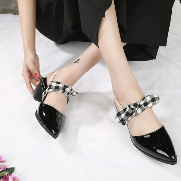 Ежедневни дамски лачени обувки с много красива раирана панделка