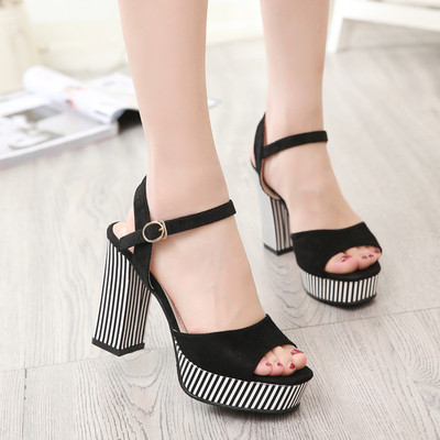 Πολύ όμορφες κυρίες σανδάλια με ψηλά τακούνια με ένα ριγέ αποκλειστική