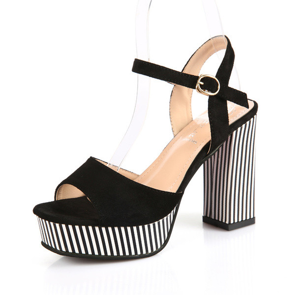 Πολύ όμορφες κυρίες σανδάλια με ψηλά τακούνια με ένα ριγέ αποκλειστική