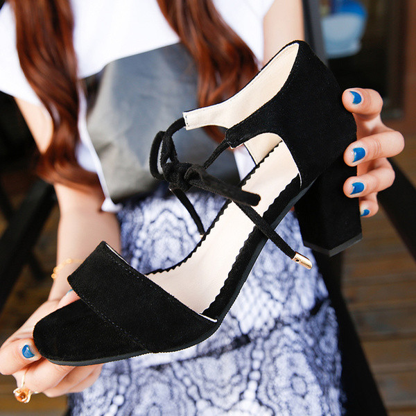 Спортно-елегантна дамска обувка с дебел ток и много красиви връзки