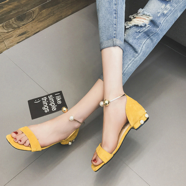 Αθλητικά κομψά γυναικεία παπούτσια με πολύ όμορφο μαργαριτάρι κούμπωμα γύρω από τον αστράγαλο