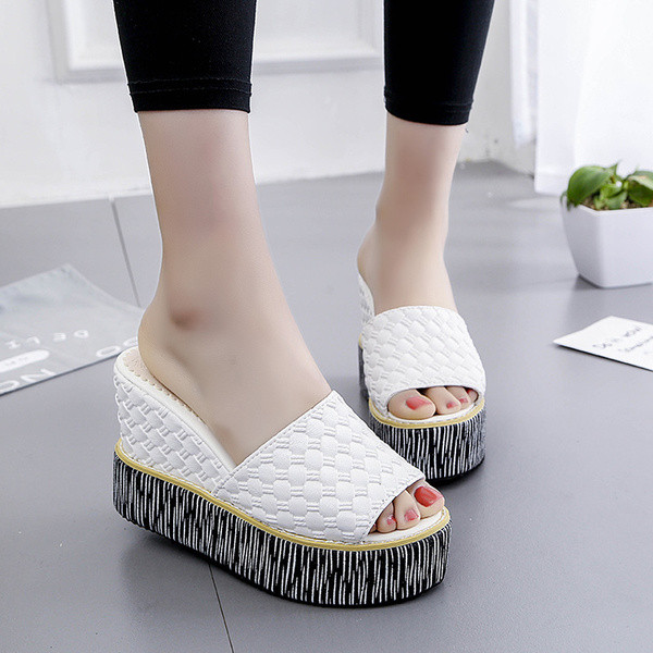 Дамски чехли от изкуствена кожа и десет сантиметрова платформа