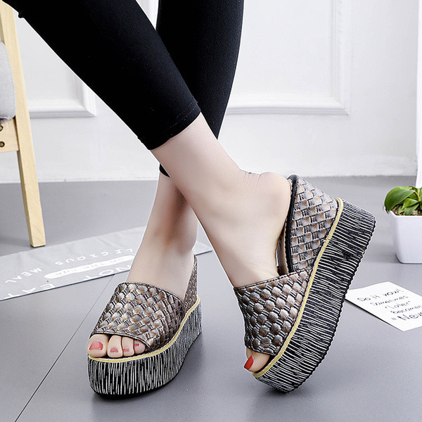 Дамски чехли от изкуствена кожа и десет сантиметрова платформа