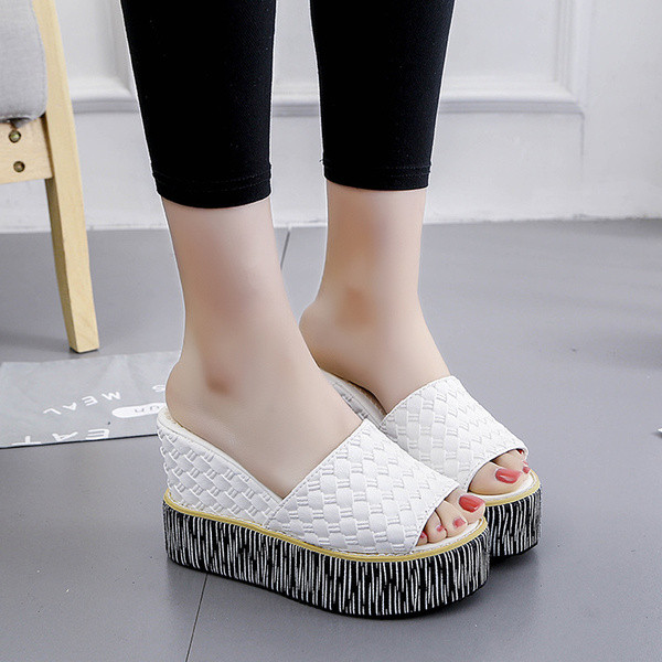 Дамски чехли от изкуствена кожа и десет сантиметрова платформа