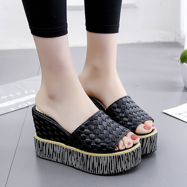 Дамски чехли от изкуствена кожа и десет сантиметрова платформа