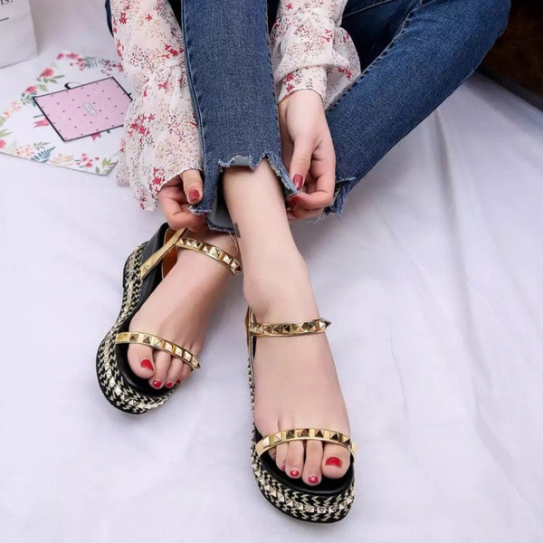 Οι γυναίκες σανδάλια υψηλής σχέδια εξωτερική σόλα με το χρυσό και το ασήμι ιμάντες