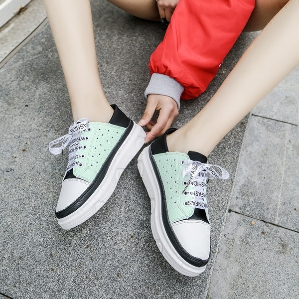 Άνετα γυναικεία παπούτσια με πολύχρωμους δεσμούς