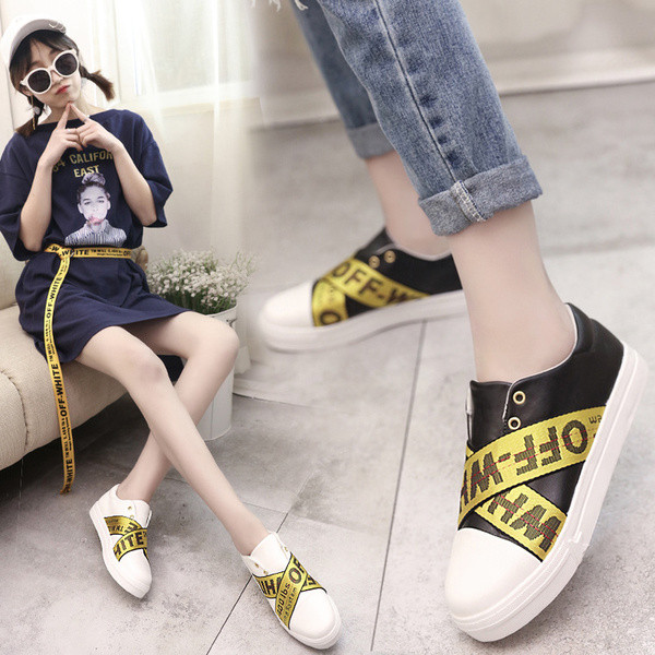 Πολύ άνετα γυναικεία μοκασίνια σε μαύρο και άσπρο χρώμα