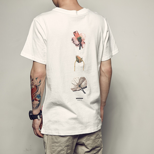 Καθαρίζονται μπλούζα με κοντά μανίκια και πολύ όμορφα πολύχρωμα στολίδια στην πλάτη