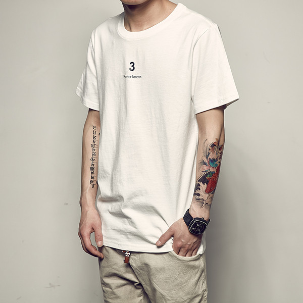 Καθαρίζονται μπλούζα με κοντά μανίκια και πολύ όμορφα πολύχρωμα στολίδια στην πλάτη