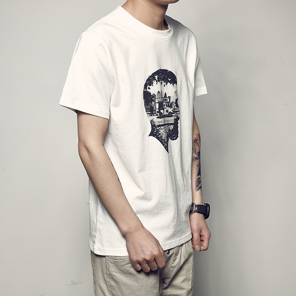 Μοντέρνο πουκάμισο με μια αφηρημένη απλικέ