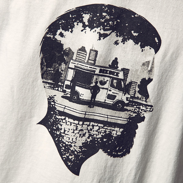 Μοντέρνο πουκάμισο με μια αφηρημένη απλικέ