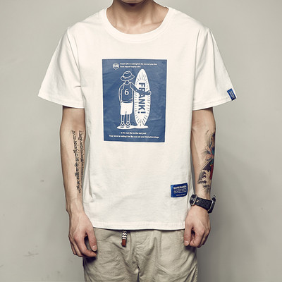 Φρέσκα αρσενικό μπλούζα σε μαύρο και λευκό με κοντά μανίκια και ενδιαφέρουσα σφραγίδα