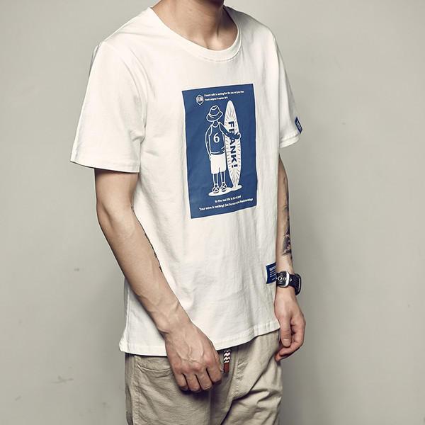 Φρέσκα αρσενικό μπλούζα σε μαύρο και λευκό με κοντά μανίκια και ενδιαφέρουσα σφραγίδα