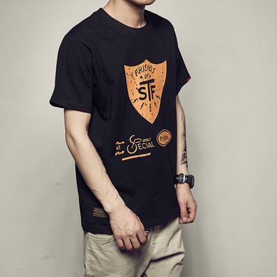 Μοντέρνα μπλούζα σύγχρονο αγόρι σε μαύρο και άσπρο