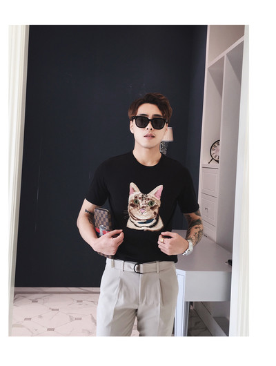 πουκάμισο Casual των ανδρών με ένα πολύ ενδιαφέρον και όμορφο κέντημα μιας γάτας