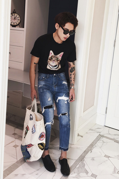 πουκάμισο Casual των ανδρών με ένα πολύ ενδιαφέρον και όμορφο κέντημα μιας γάτας