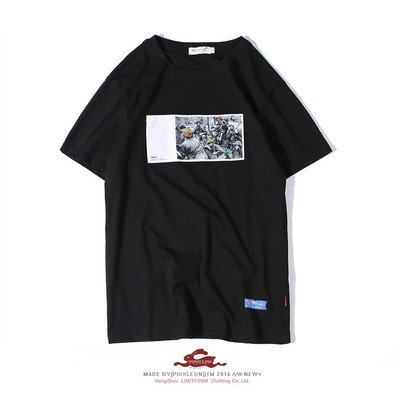 Η σύγχρονη μαύρη μπλούζα με κοντά μανίκια και πολύχρωμα εκτύπωσης στο στήθος