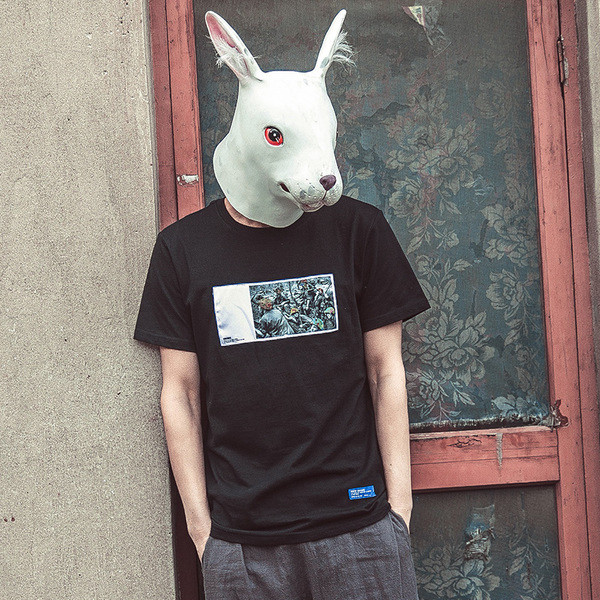 Η σύγχρονη μαύρη μπλούζα με κοντά μανίκια και πολύχρωμα εκτύπωσης στο στήθος