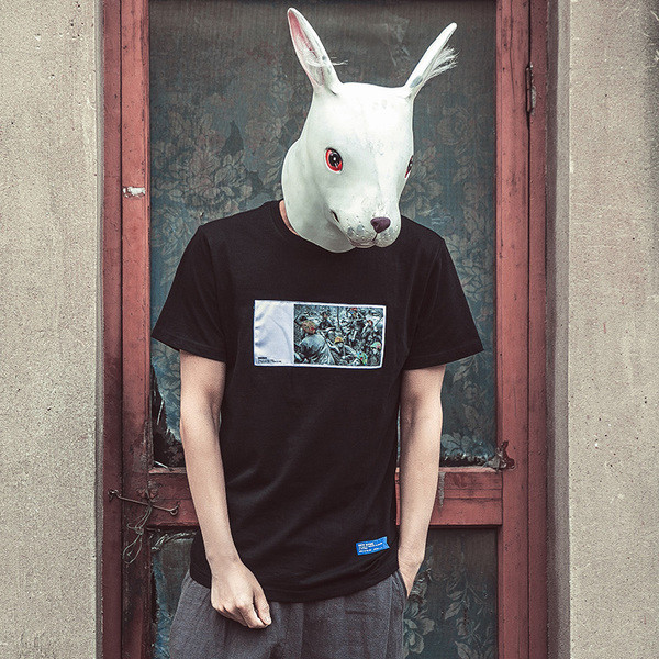 Η σύγχρονη μαύρη μπλούζα με κοντά μανίκια και πολύχρωμα εκτύπωσης στο στήθος