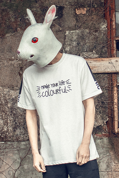 Σύγχρονη αρσενικό ευρεία μπλουζάκι στήθος