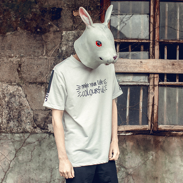 Σύγχρονη αρσενικό ευρεία μπλουζάκι στήθος