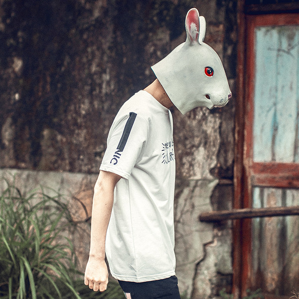 Σύγχρονη αρσενικό ευρεία μπλουζάκι στήθος