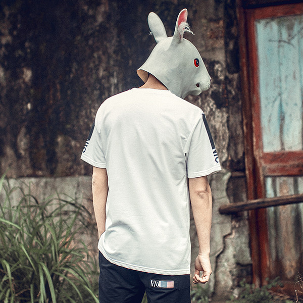 Σύγχρονη αρσενικό ευρεία μπλουζάκι στήθος