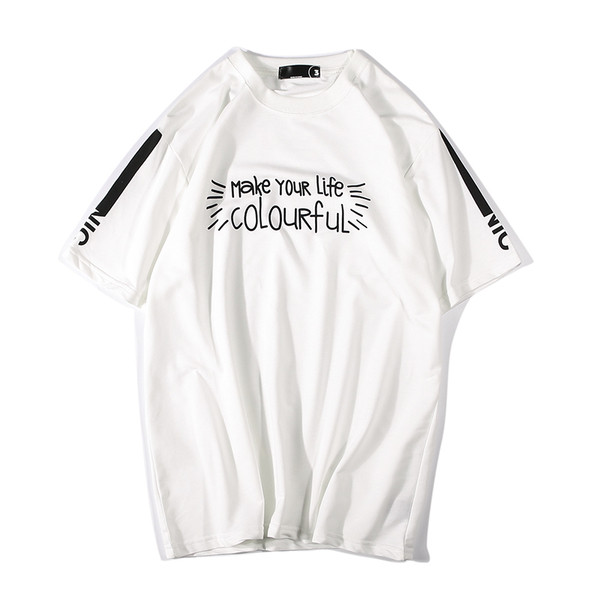 Σύγχρονη αρσενικό ευρεία μπλουζάκι στήθος