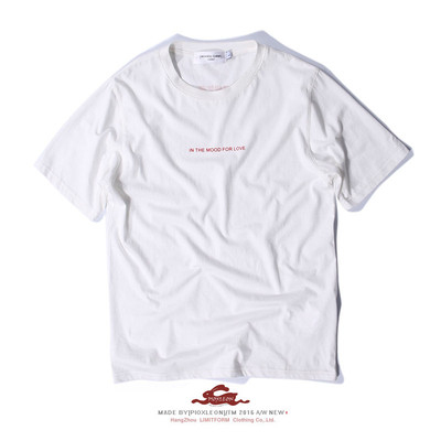 Καθαρό βαμβάκι T-shirt με μια μικρή επιγραφή σε δύο χρώματα