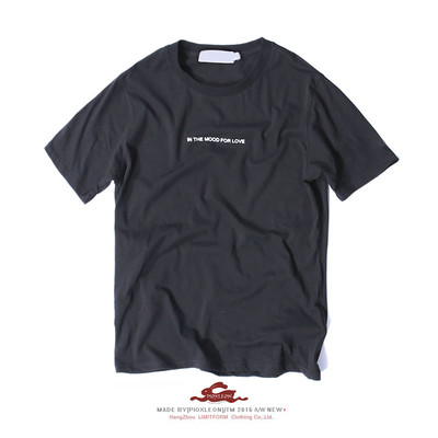 Καθαρό βαμβάκι T-shirt με μια μικρή επιγραφή σε δύο χρώματα