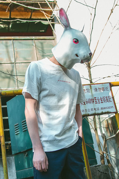 Καθαρό βαμβάκι T-shirt με μια μικρή επιγραφή σε δύο χρώματα